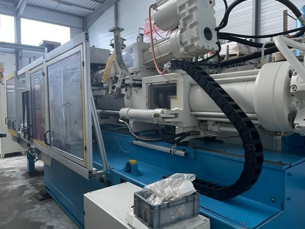 Presse à injecter KM 350/1900-520 CZ